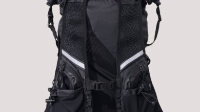 Lightweight black running backpack with multiple storage compartments and adjustable straps, perfect for marathon runners and outdoor fitness enthusiasts.