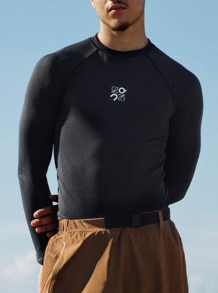 High-performance running jacket designed for optimal comfort and durability during outdoor runs, featuring moisture-wicking fabric and ergonomic fit for athletes.