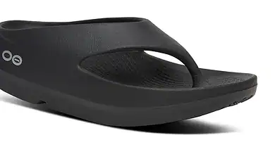 Black Men's OOriginal PLUS sandal with ergonomic design and cushioned sole, ideal for casual wear and outdoor activities.