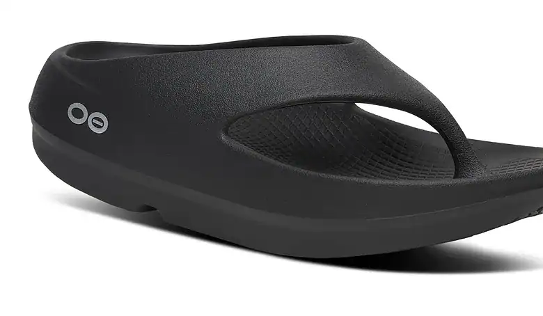 Black Men's OOriginal PLUS sandal with ergonomic design and cushioned sole, ideal for casual wear and outdoor activities.