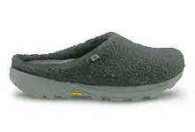 Comfortable women's slippers with fleece lining designed for indoor and outdoor use, ideal for recovery and relaxation after running.