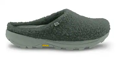 Comfortable women's slippers with fleece lining designed for indoor and outdoor use, ideal for recovery and relaxation after running.