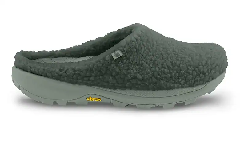 Comfortable women's slippers with fleece lining designed for indoor and outdoor use, ideal for recovery and relaxation after running.